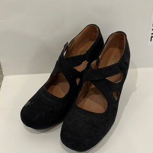 Crown Vintage Size 7.5 Black Suede Wedges